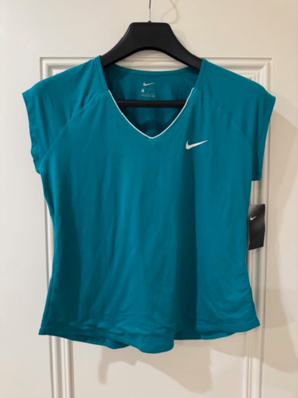 NEW WITH TAGS!  Supersoft Green V-Neck Nike $50 Cap-Sleeved Top, Large